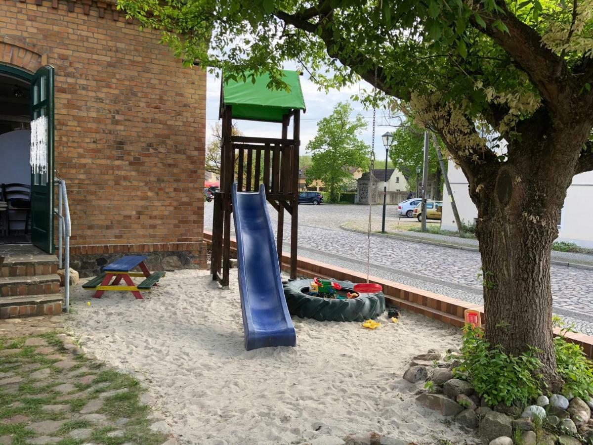 Alte Schule Cafe Und Pension Drehna Exteriör bild